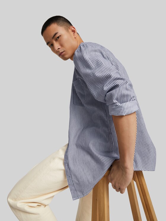 patterned shirt with a stand-up collar 