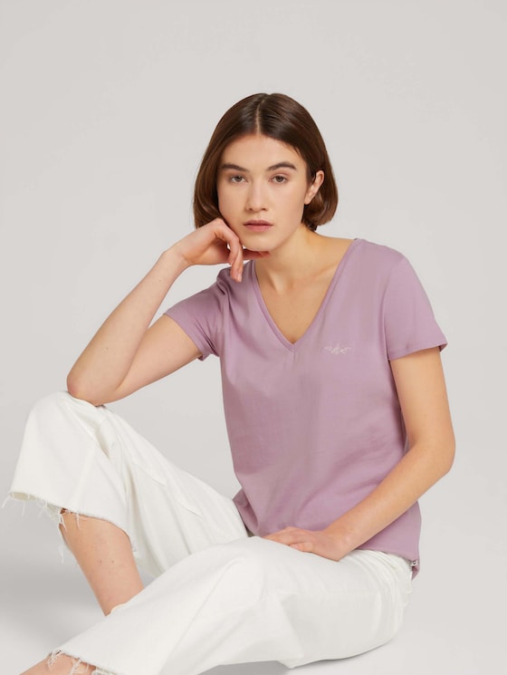 T-shirt with a V-neckline and print made of sustainable cotton