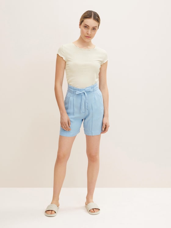Bermuda shorts with pleating