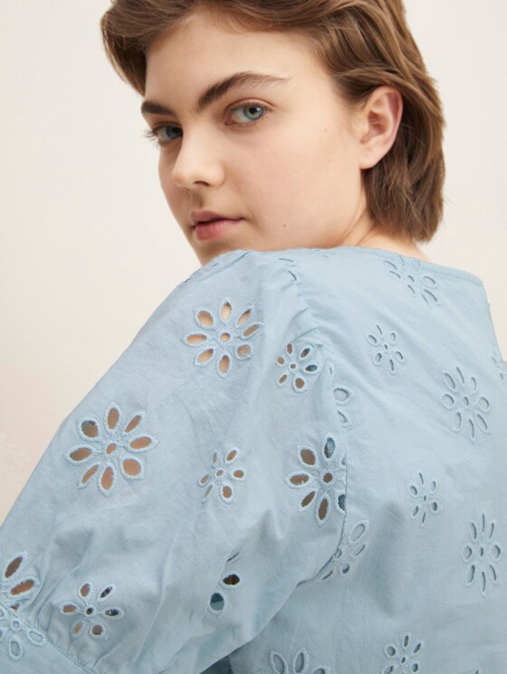 Bluse mit Blumen-Lochstickerei