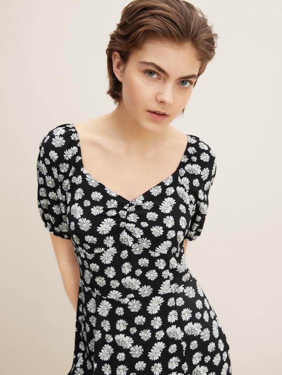 Dress with a print pattern