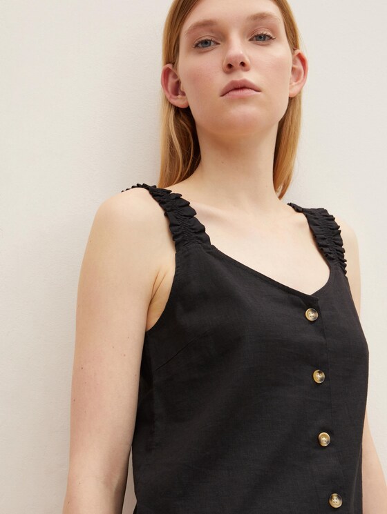 Top with ruffles on the collar
