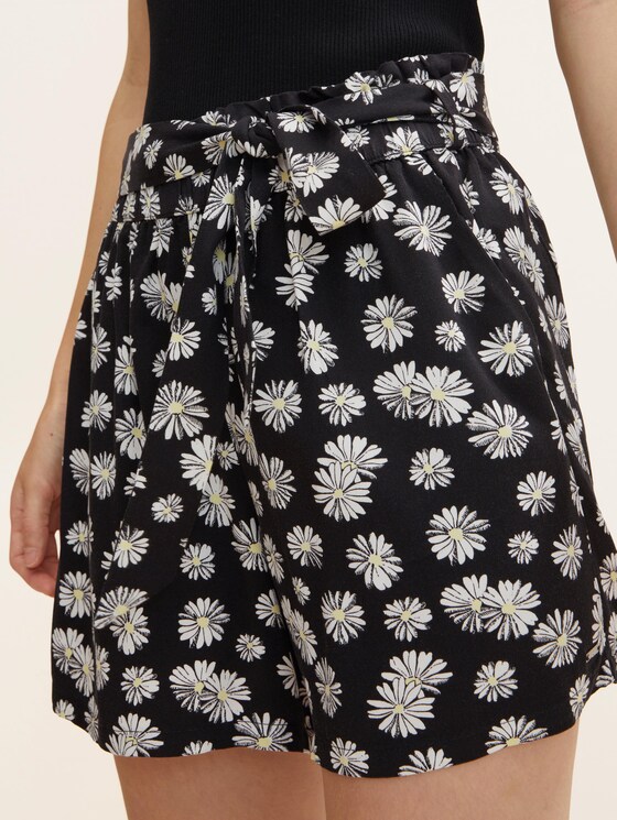 Patterned shorts with an integrated belt