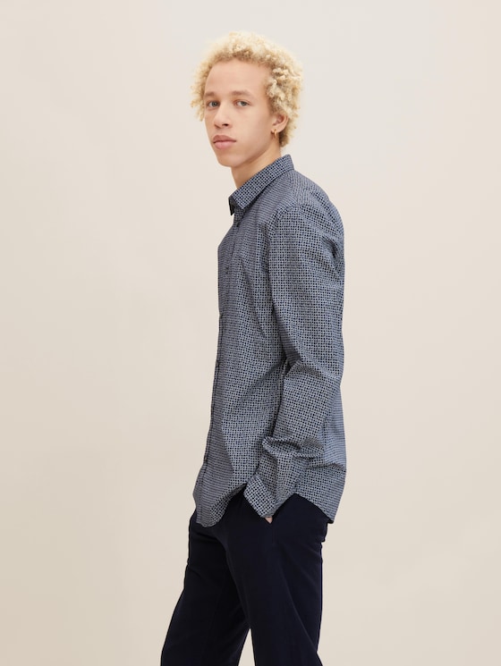 Slim-fit shirt with a print pattern