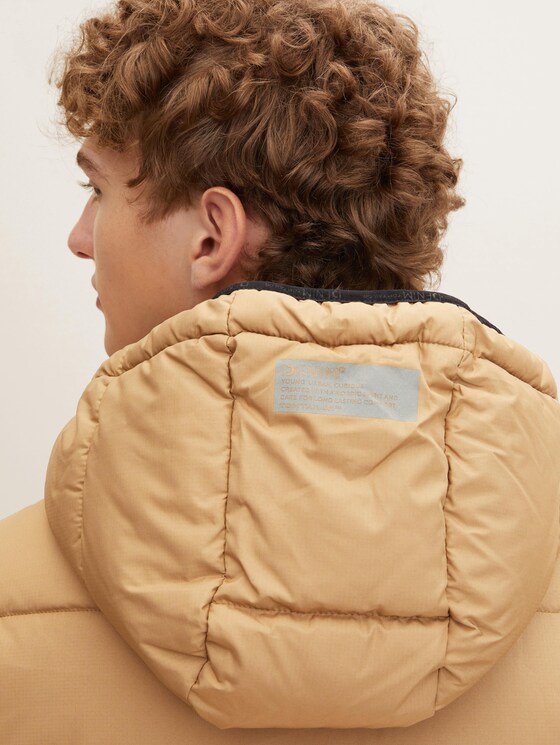 Pufferjacke mit abnehmbarer Kapuze