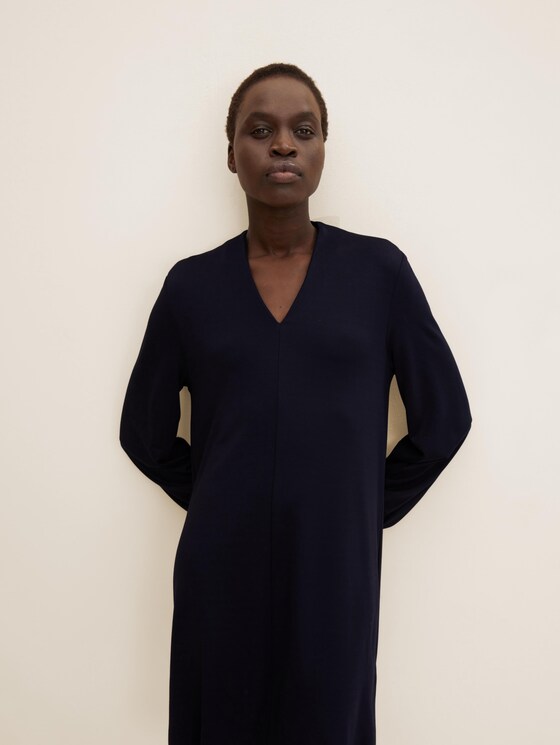 Kleid mit V-Ausschnitt