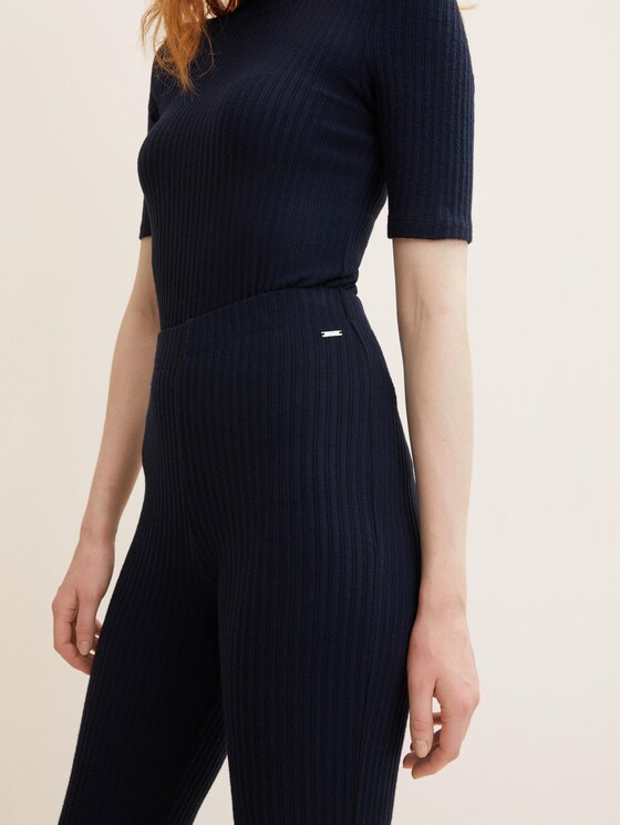 Trousers with a ribbed texture