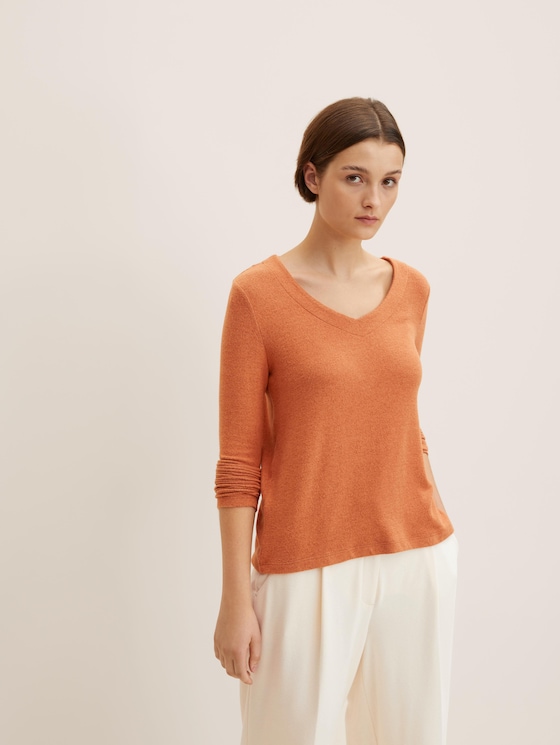 T-shirt with a V-neckline and stand-up collar