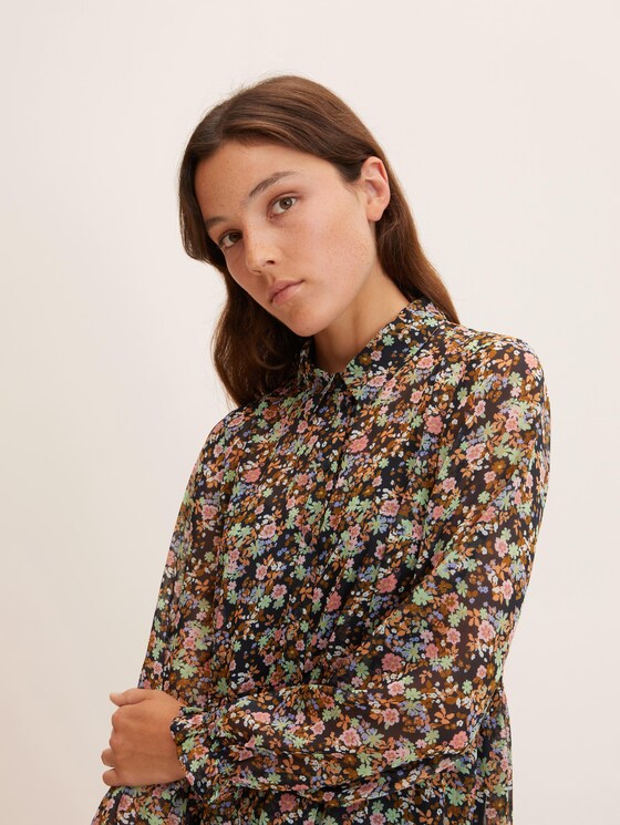 Midi dress with a floral pattern