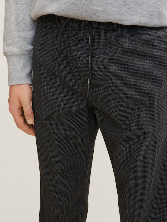 Joggers with slanted side pockets