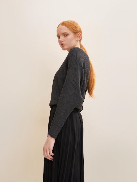 Knitted sweater with batwing sleeves