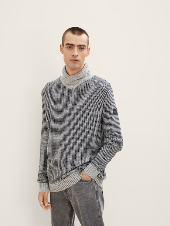 Textured knitted sweater with a shawl collar