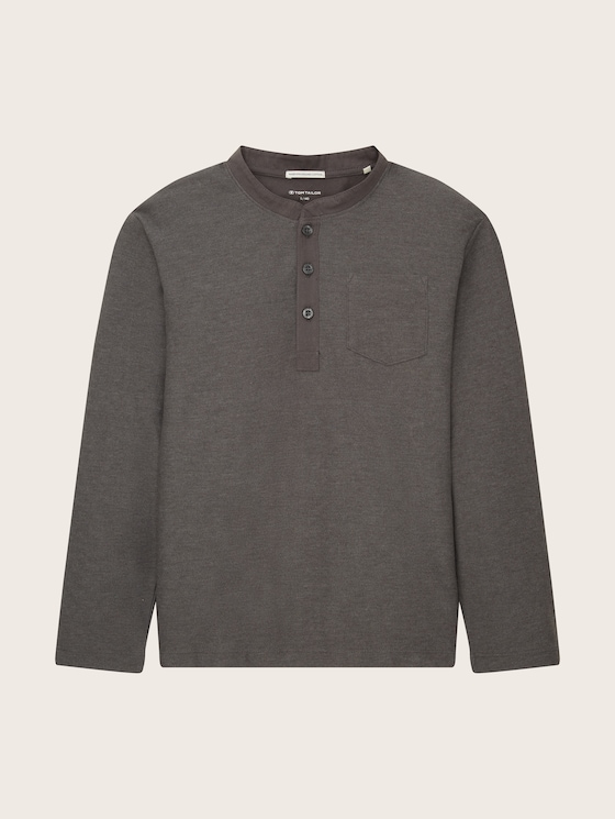 Long-sleeved shirt with a Henley collar