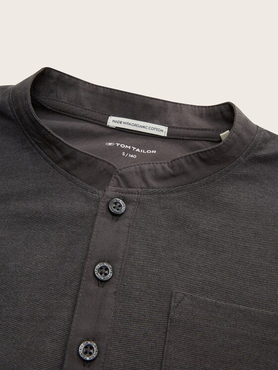 Long-sleeved shirt with a Henley collar