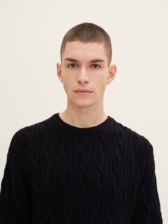 Strickpullover mit Zopfstrickmuster