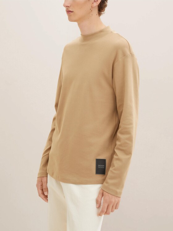 Long-sleeved shirt with a short stand-up collar