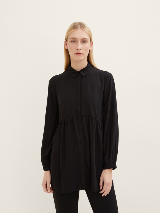 Long blouse with a turn-down collar