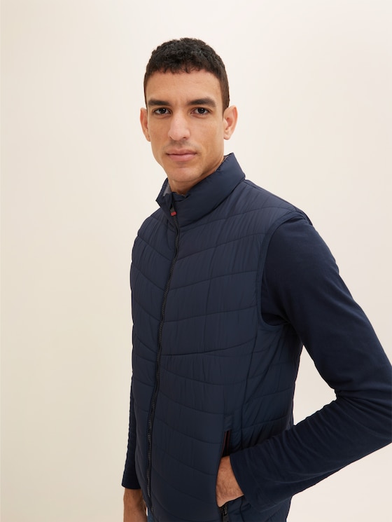 Lightweight vest with a stand-up collar