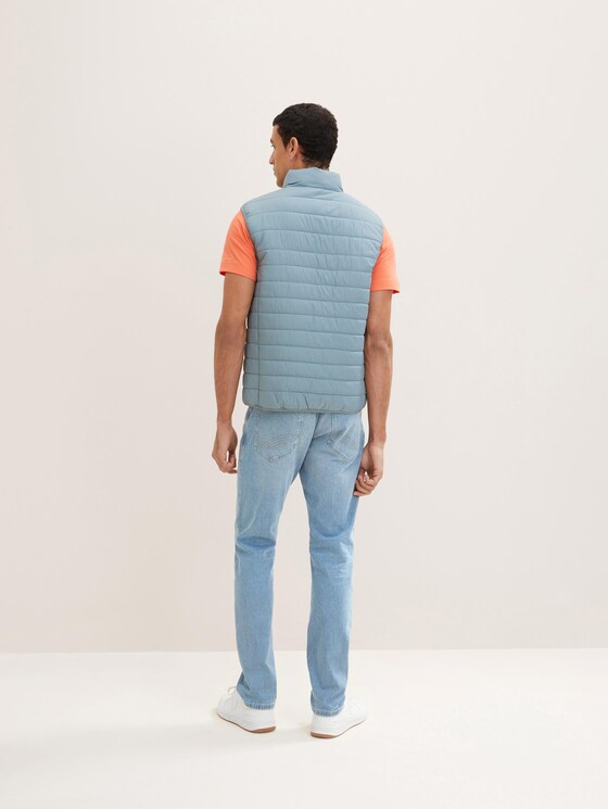 Lightweight vest with a stand-up collar 