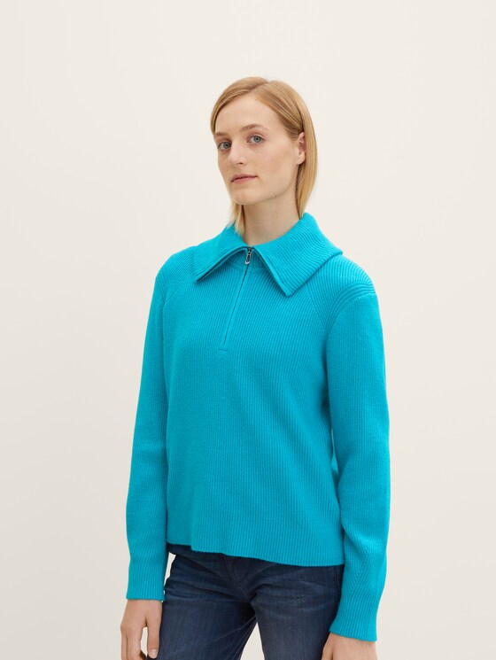 Knitted sweater with a Troyer collar 