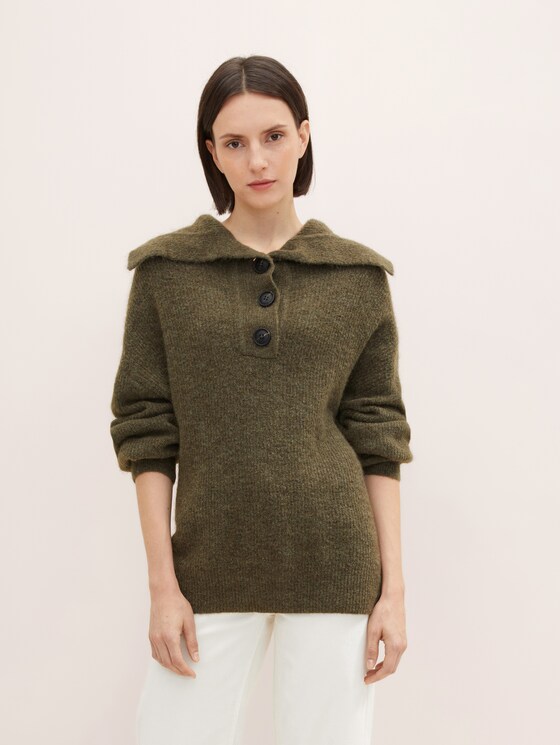 Knitted sweater with a troyer collar 