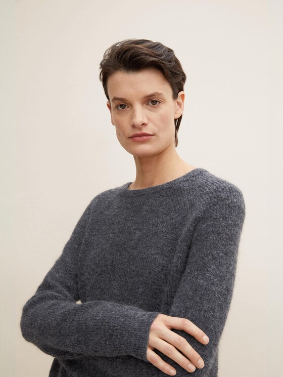 Knitted sweater with raglan sleeves