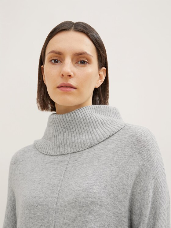 Lässiges Kleid mit Rollkragen