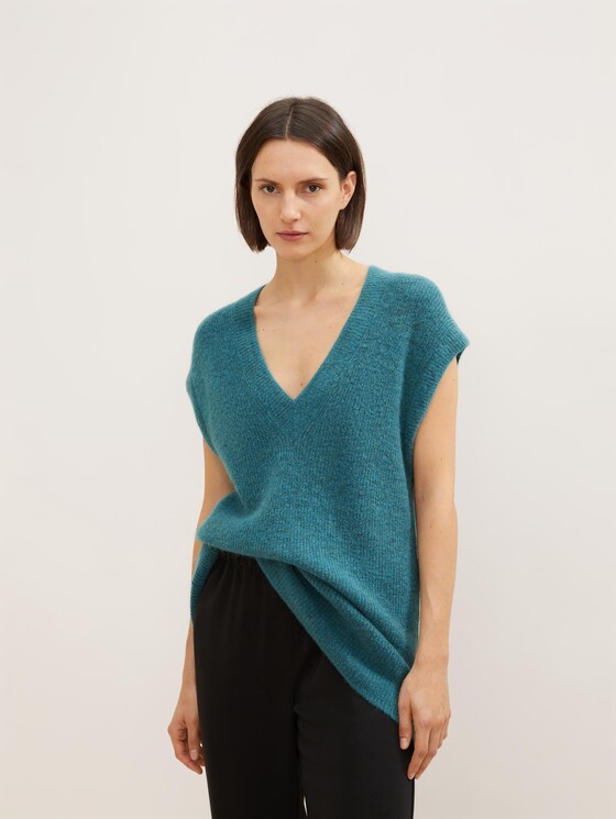 Sleeveless knitted sweater