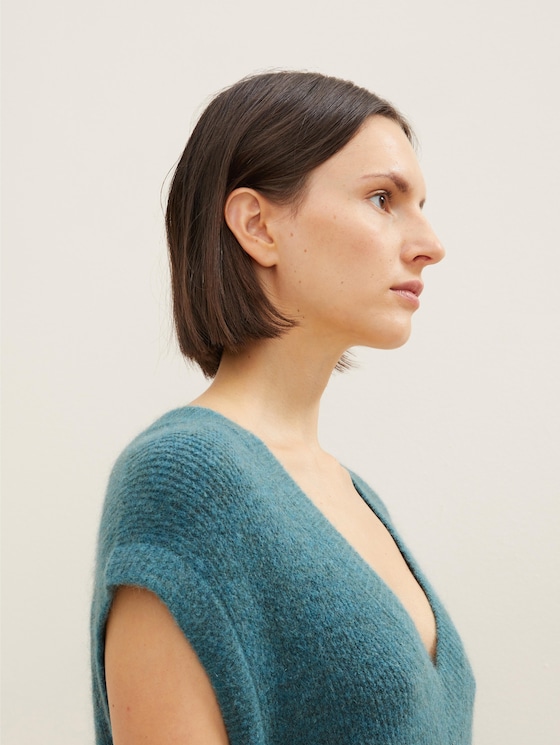 Sleeveless knitted sweater