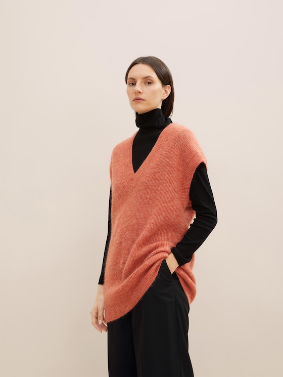 Sleeveless knitted sweater 
