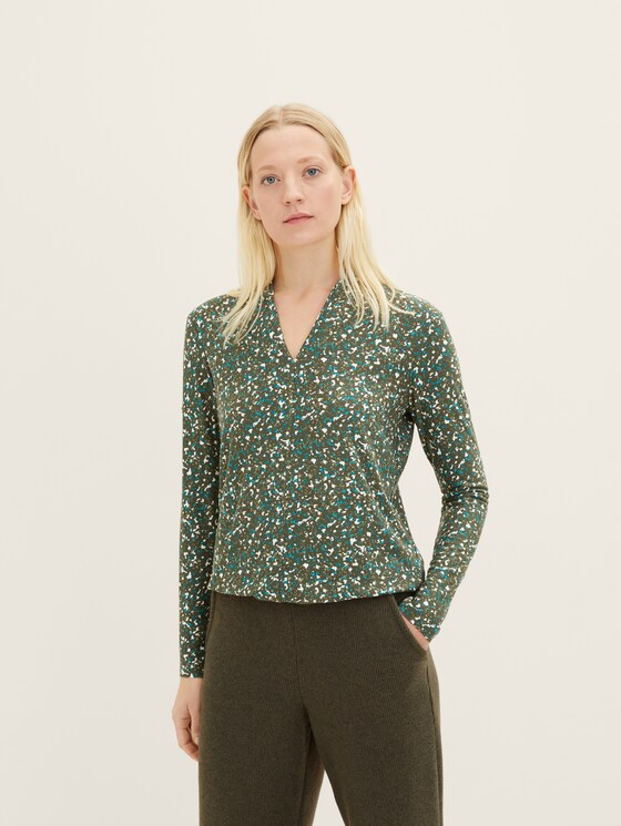 long-sleeved shirt with a V-neckline