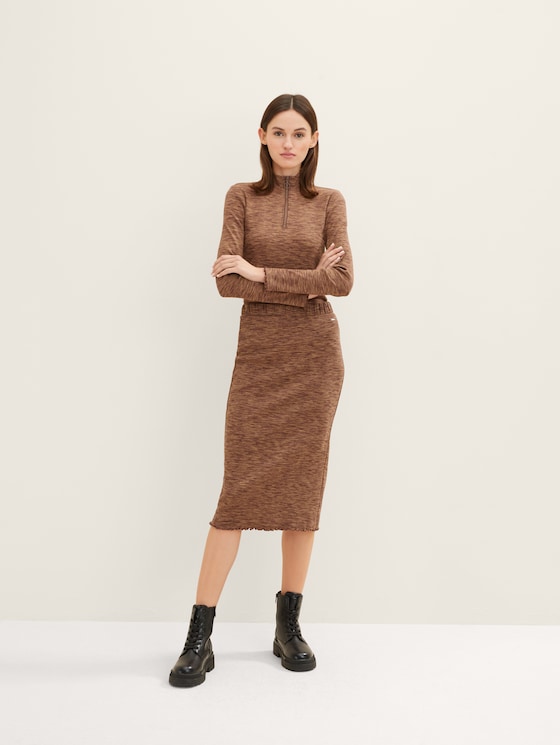 Midi skirt with a ribbed texture