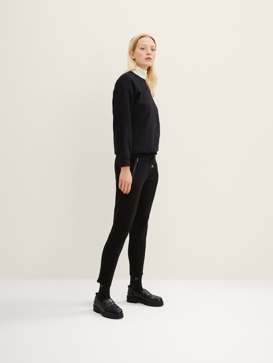 Loose-fit trousers with zip pockets