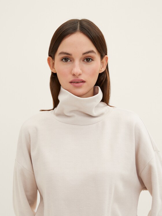 Cropped sweatshirt with a turtleneck