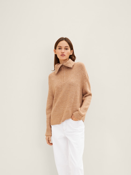 Knitted sweater with a troyer collar