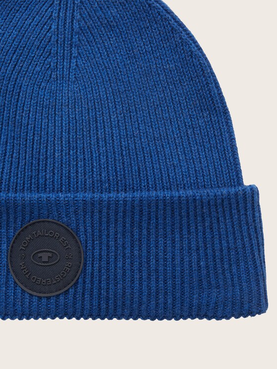 Knitted hat with a logo badge
