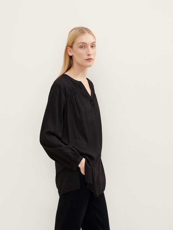 Long blouse with a V-neckline