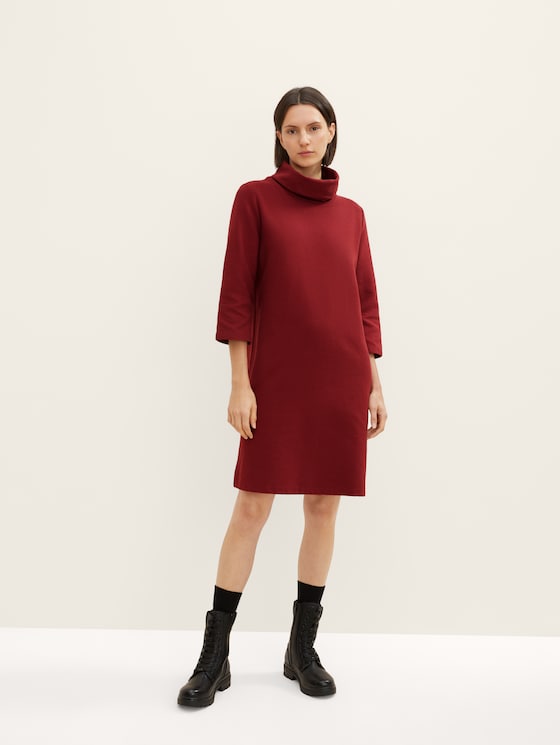 Dress with a stand-up collar