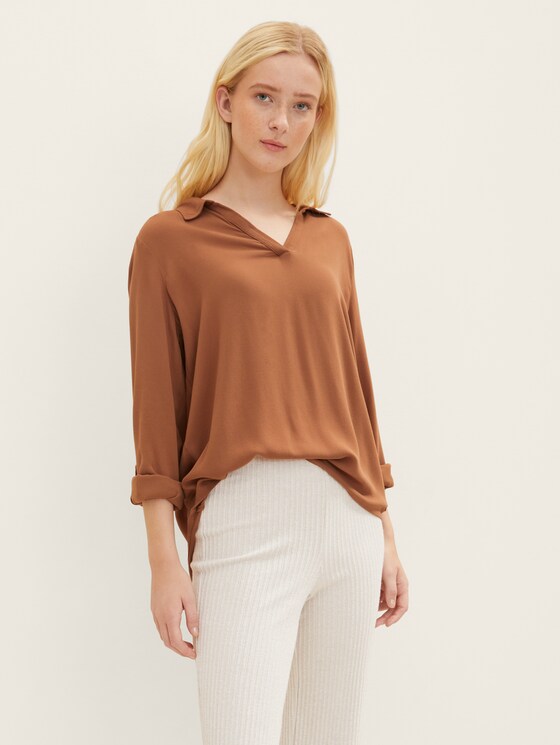 Blouse with a collar