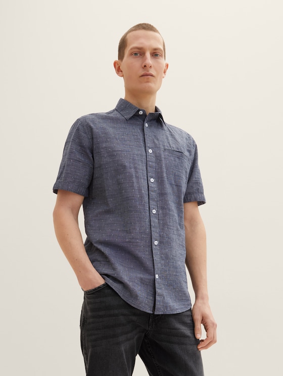Short-sleeved shirt with texture