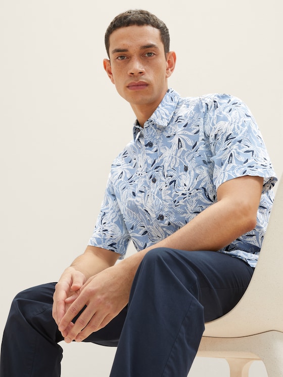 Short-sleeved shirt with an all-over print