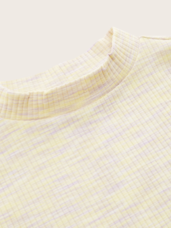 T-shirt with a ribbed texture