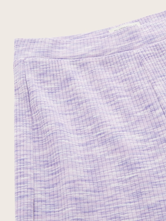 Flared leggings with a ribbed texture