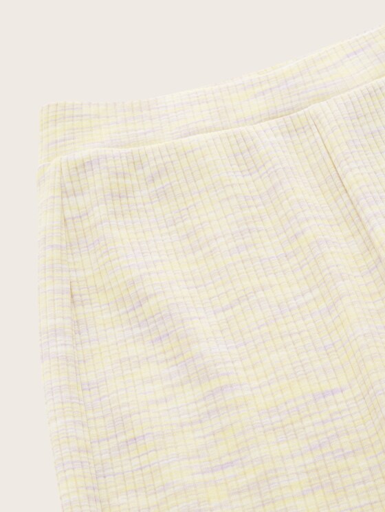 Flared leggings with a ribbed texture