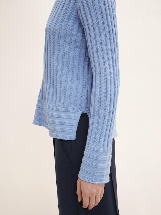 Knitted sweater in a ribbed texture
