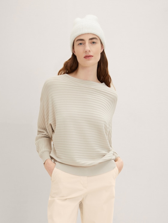 Knitted sweater with batwing sleeves