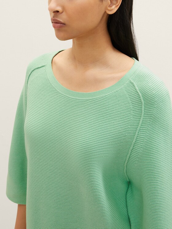 Pullover with raglan sleeves