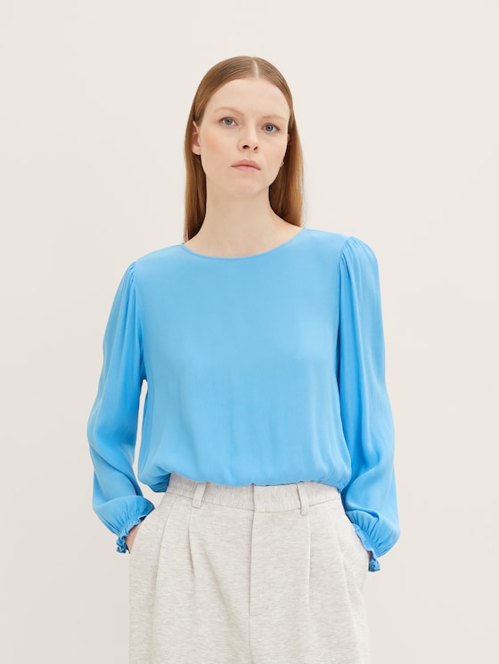 Blouse with a back slit