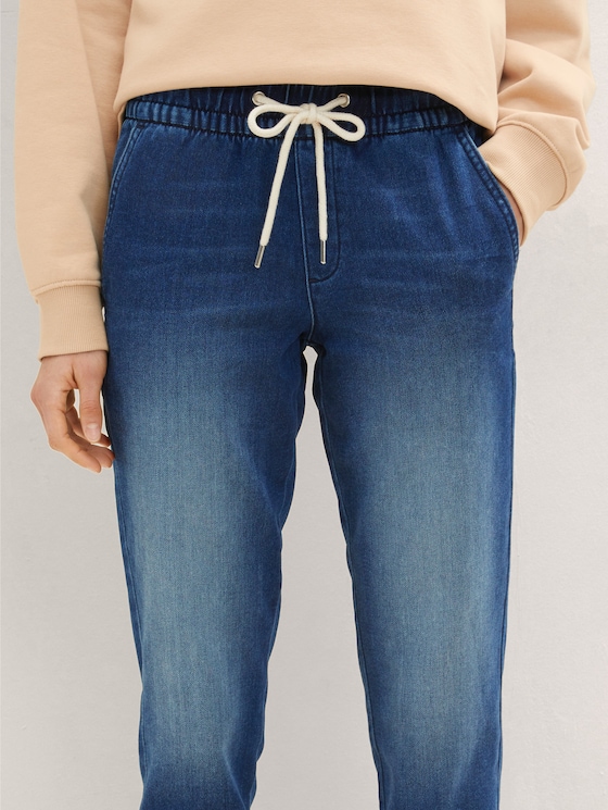 Loose-fit jeans