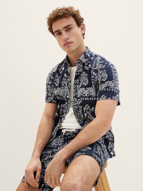 Short-sleeved shirt with a paisley print